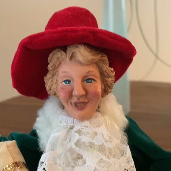 Vintage Holiday Carolers Figurines - Picture 3 of 12